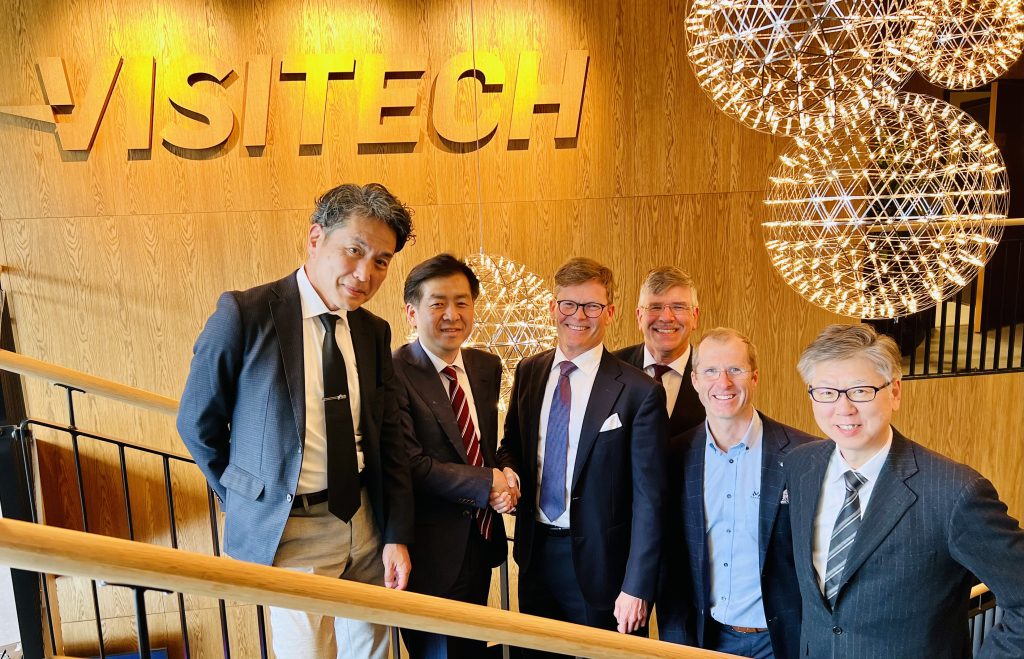 Team from Marabun in Japan and Visitech management signs distribution agreement.